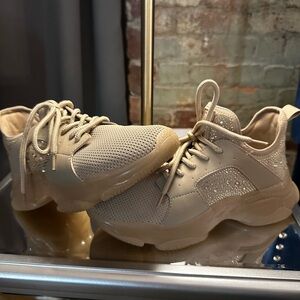 Women’s tennis shoes